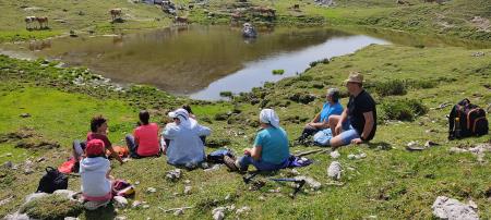 Jezero ima obliko srca in ob njem se v poletnem času pase živina